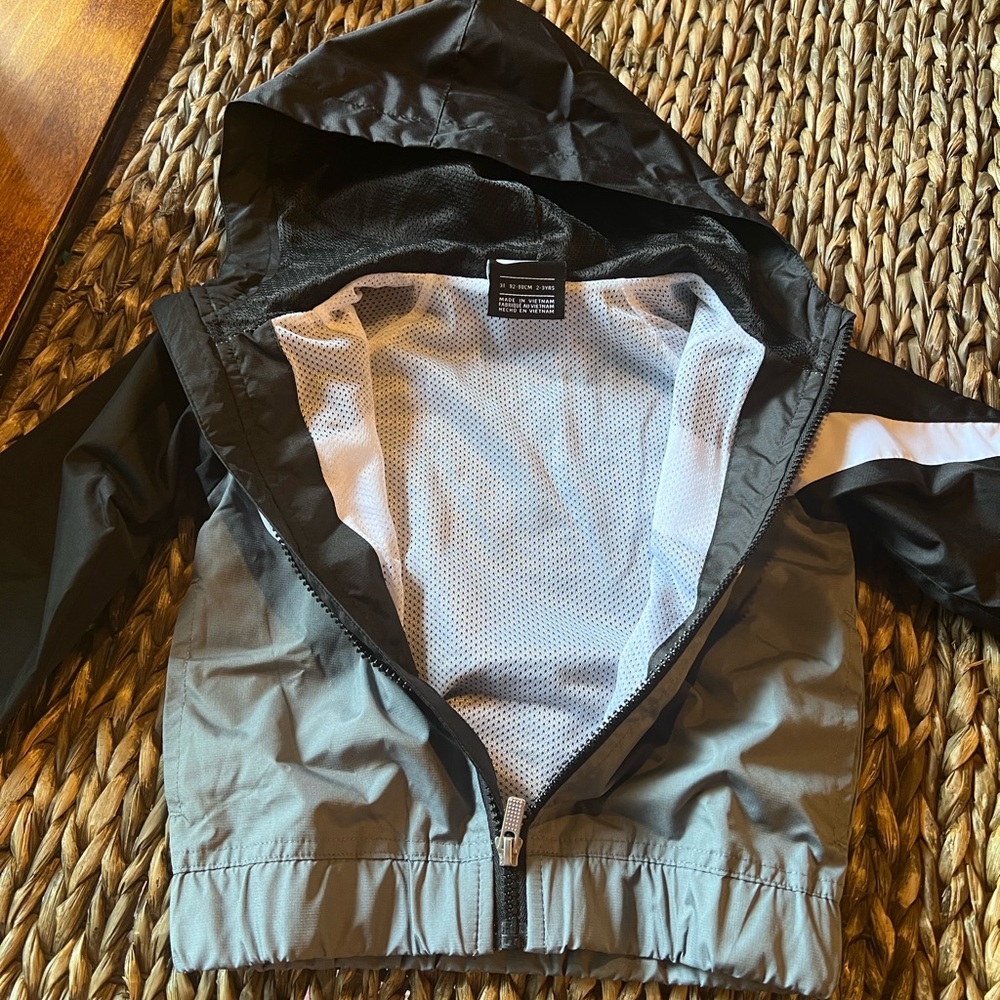 Nike raincoat nwt 4t